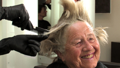 70 Jahr' – graues Haar
